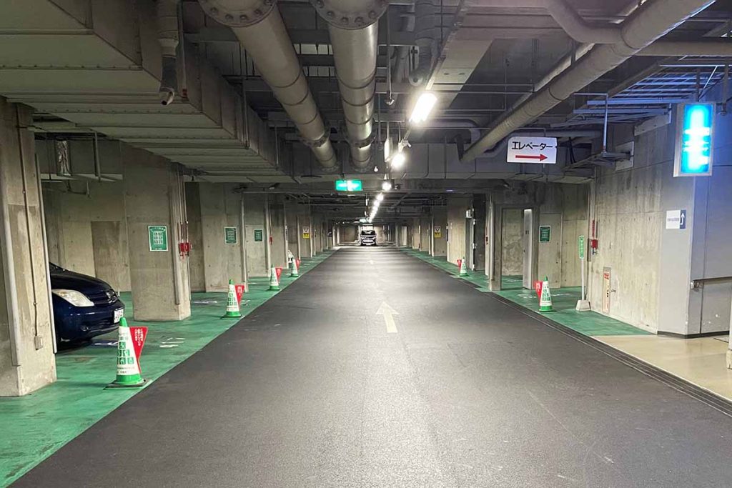 県立総合体育館地下思いやり駐車場（6台）
