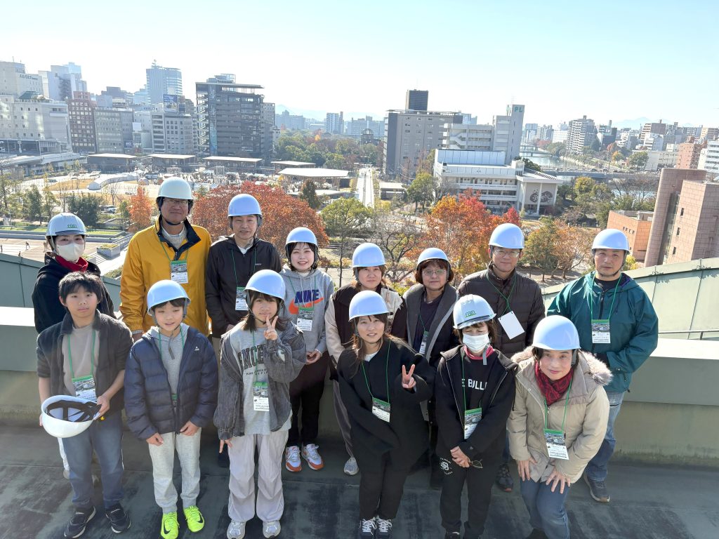 「平和の軸線」をバックに集合写真！