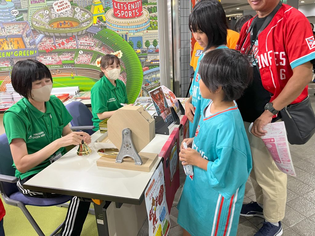 お楽しみガラポン抽選会の様子